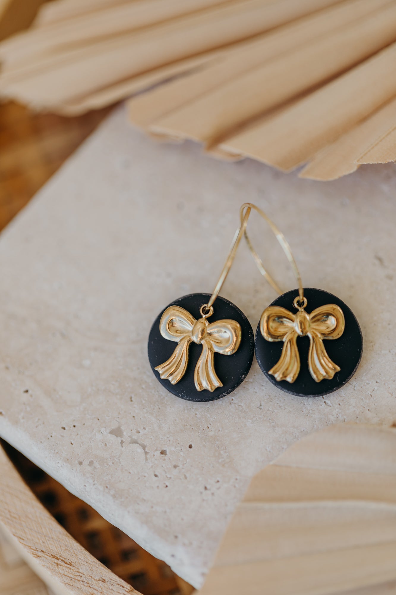 ROSALIE - runde schwarze Polymer Ton Creolen mit goldener Schleife