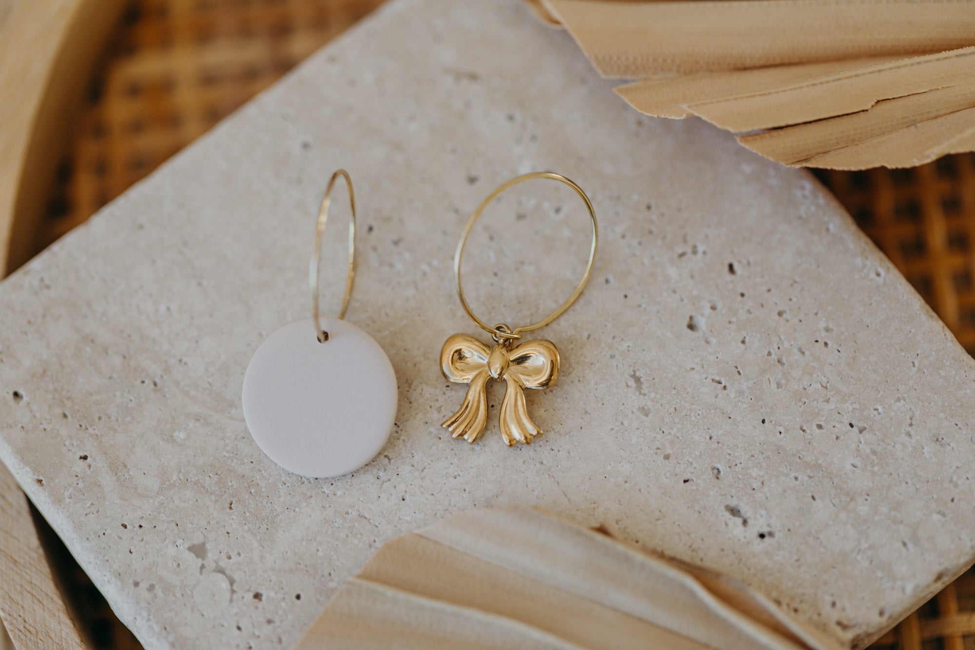 ROSALIE - runde grüne Polymer Ton Creolen mit goldener Schleife