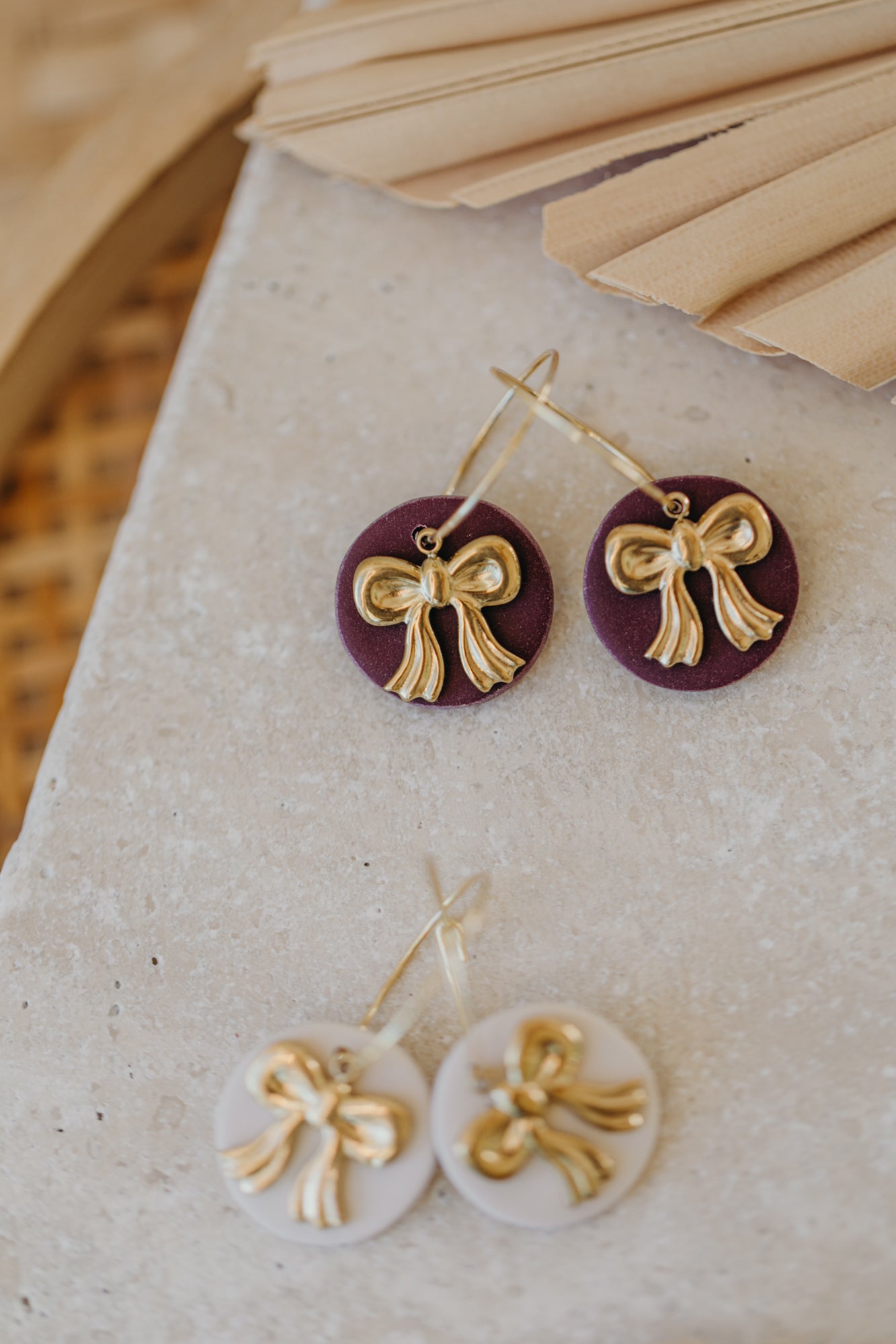 ROSALIE - runde dunkelrote Polymer Ton Creolen mit goldener Schleife