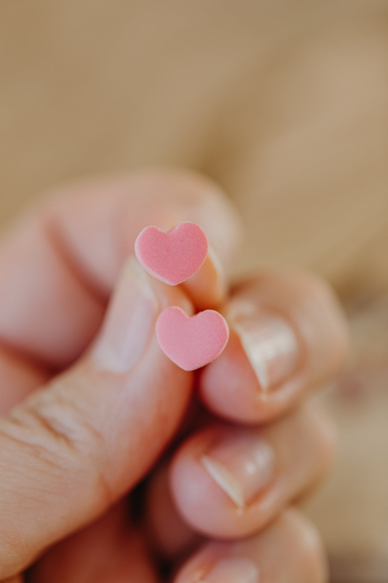 DENO - kleine Herz Ohrstecker aus Polymer Ton