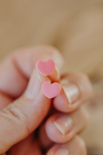 DENO - kleine Herz Ohrstecker aus Polymer Ton