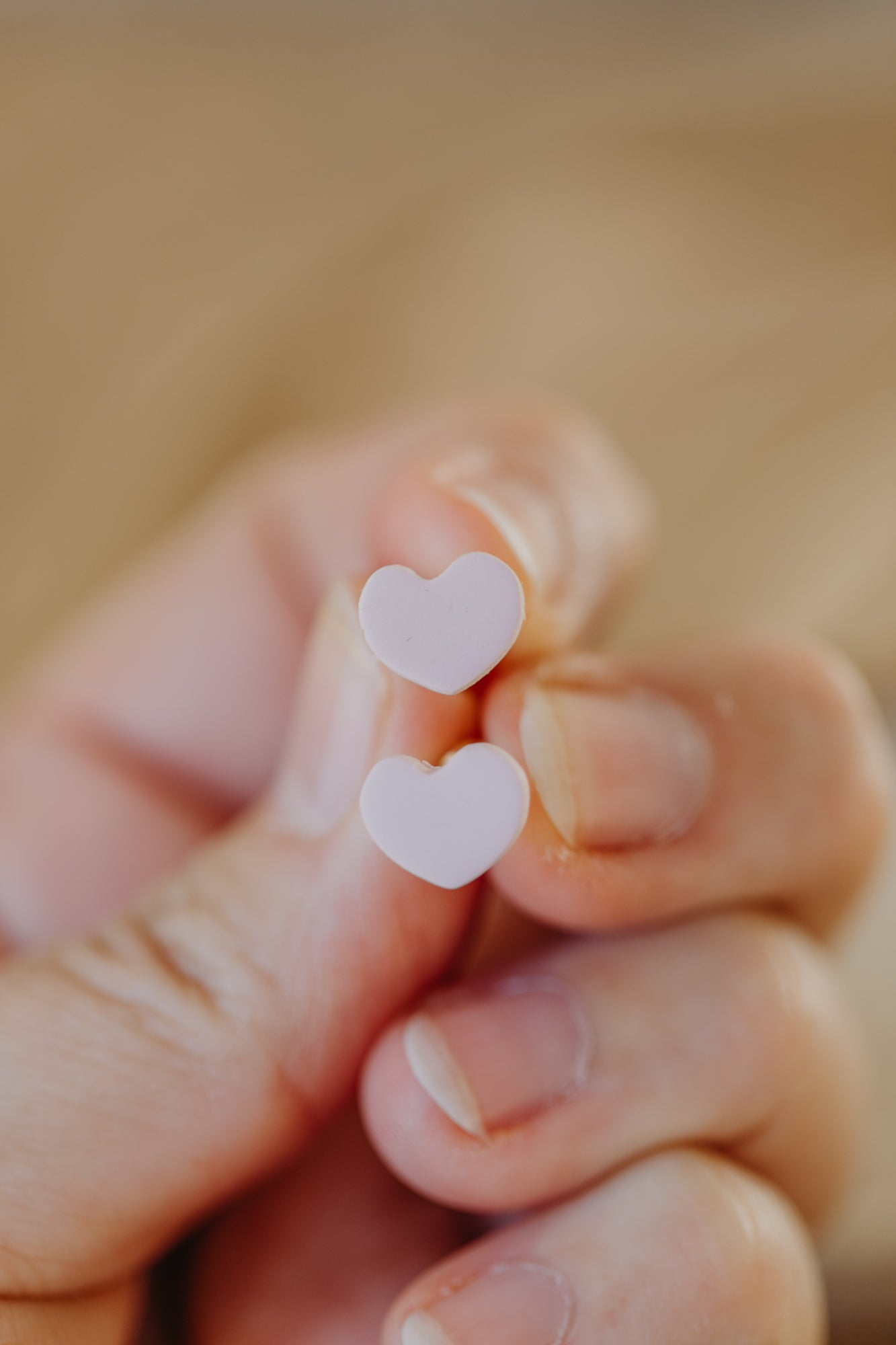 DENO - kleine Herz Ohrstecker aus Polymer Ton