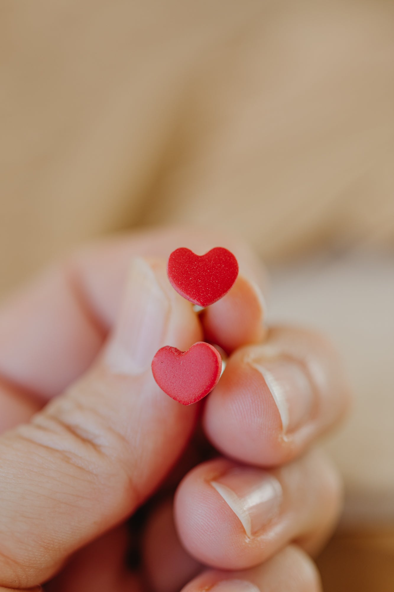 DENO - kleine Herz Ohrstecker aus Polymer Ton