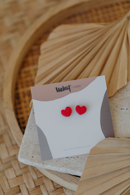 DENO - kleine Herz Ohrstecker aus Polymer Ton