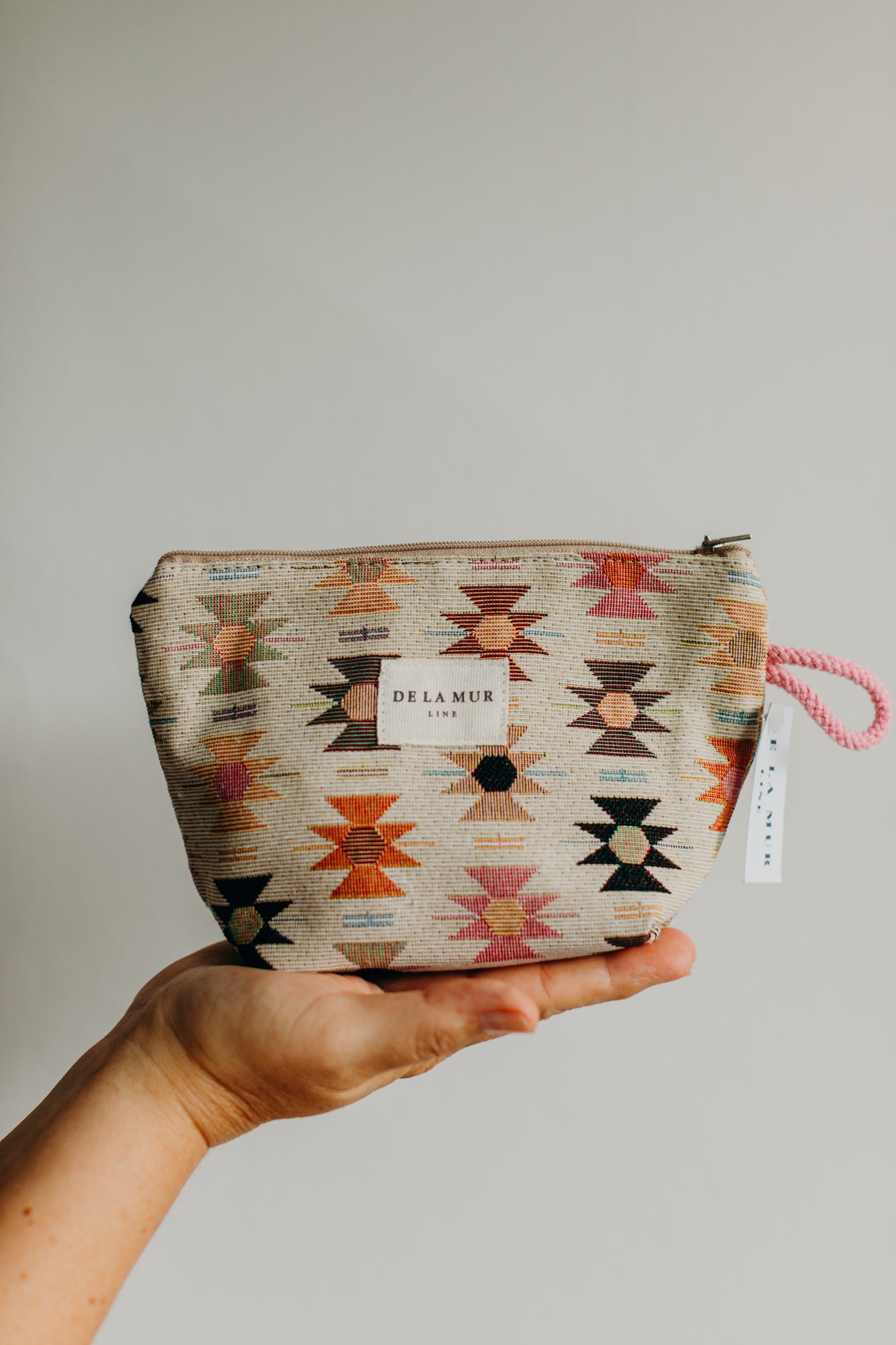 DeLaMur_Beauty Bag Klein ROYAL in der Hand gehalten