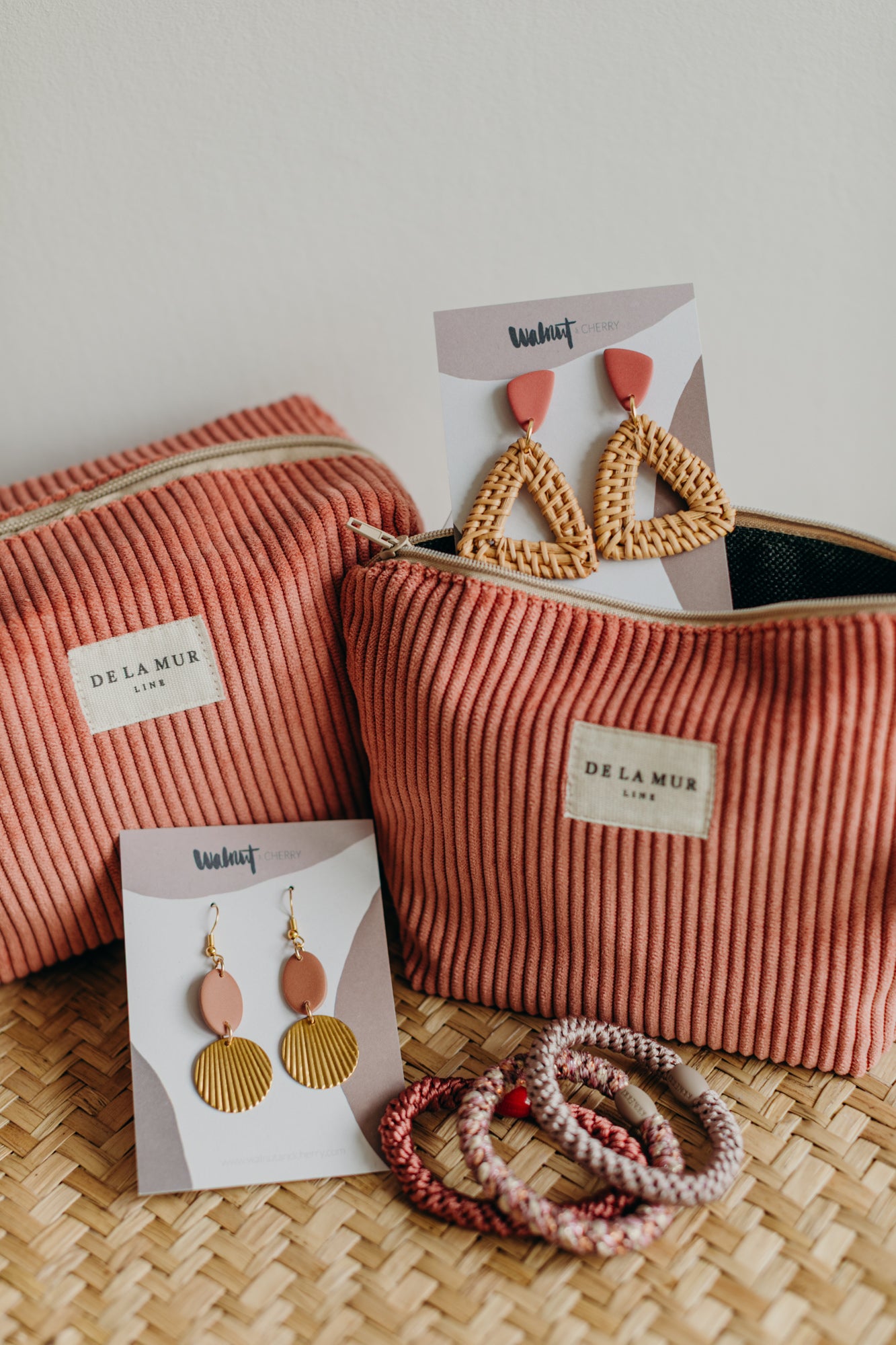 DeLaMur_Beauty Bag Klein CORAL Ohrringe Haargummis