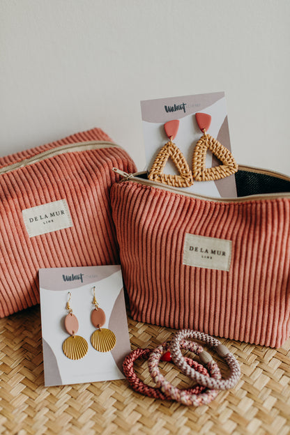 DeLaMur_Beauty Bag Klein CORAL Ohrringe Haargummis