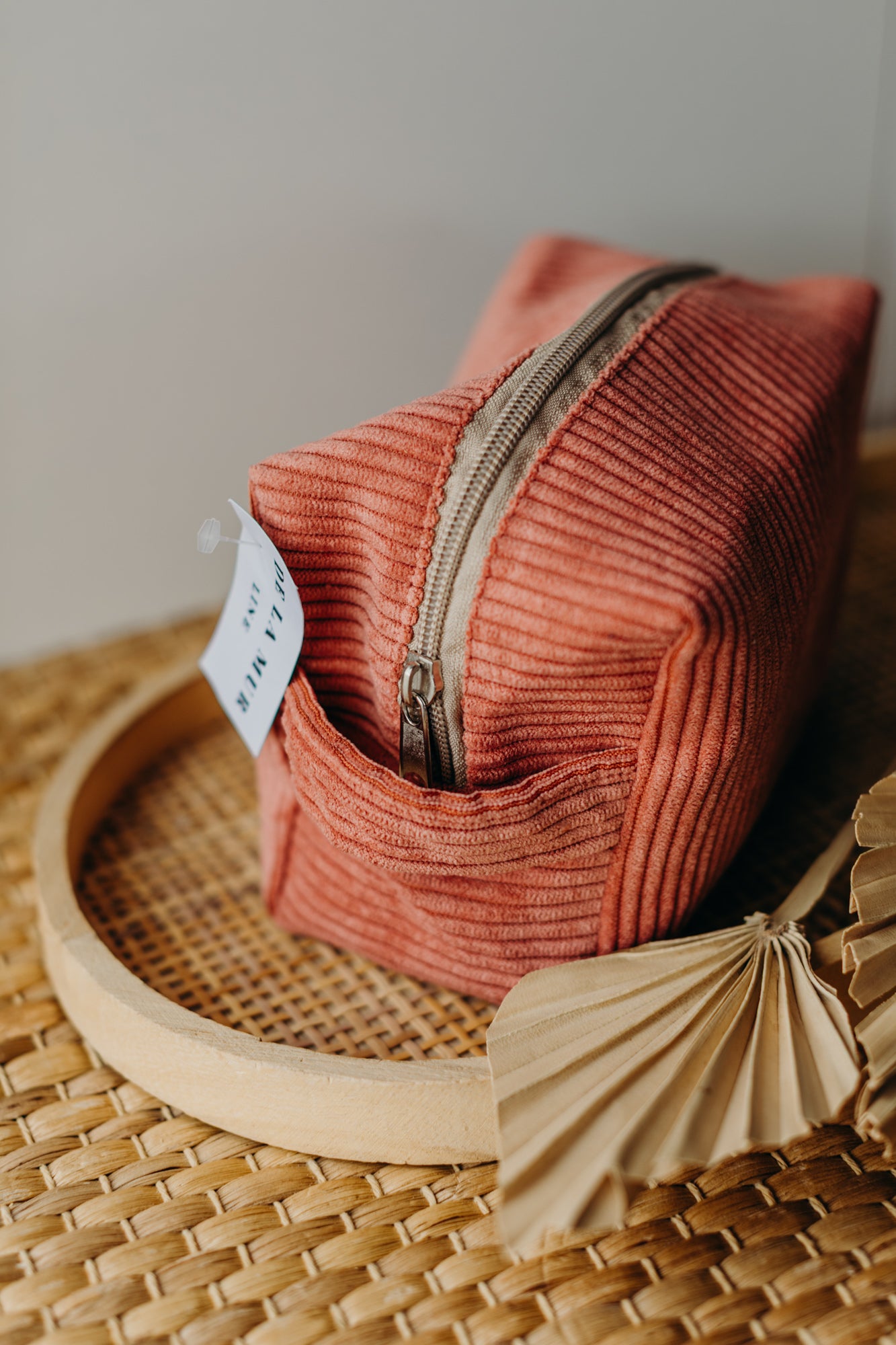 DeLaMur_Beauty Bag Medium CORAL_Seitenansicht