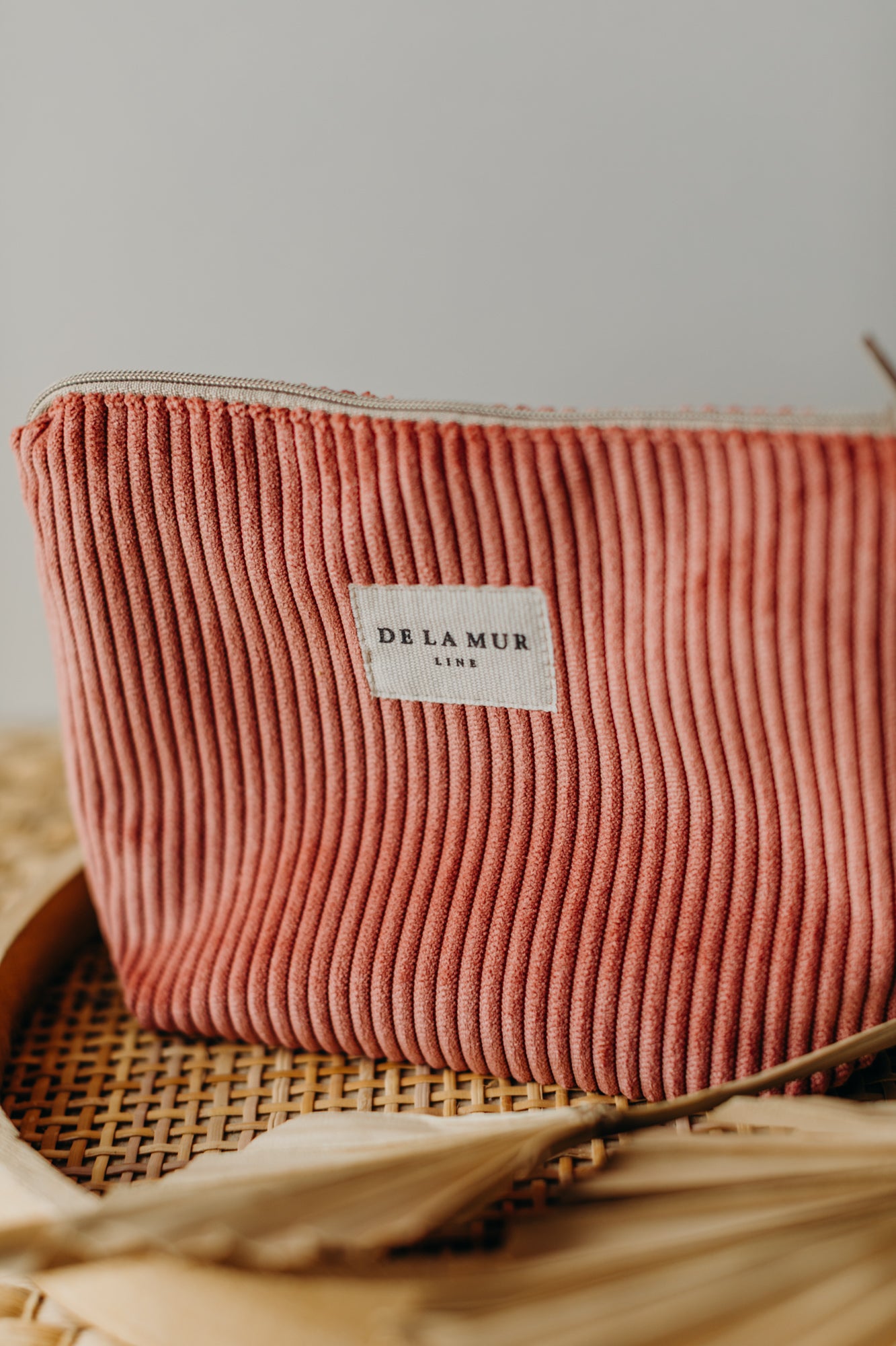 DeLaMur_Beauty Bag Klein CORAL_Nahaufnahme