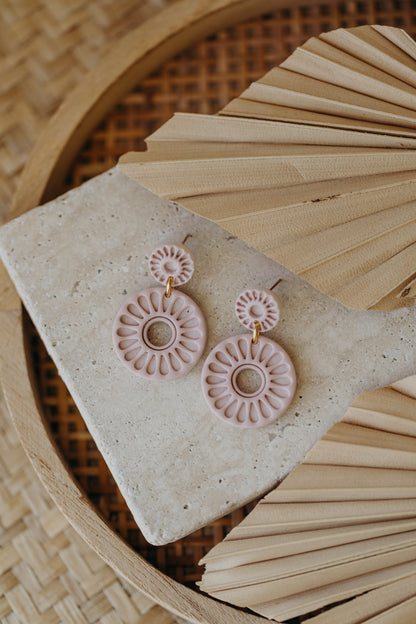 EMILY - runde Ohrringe mit Muster in rosa