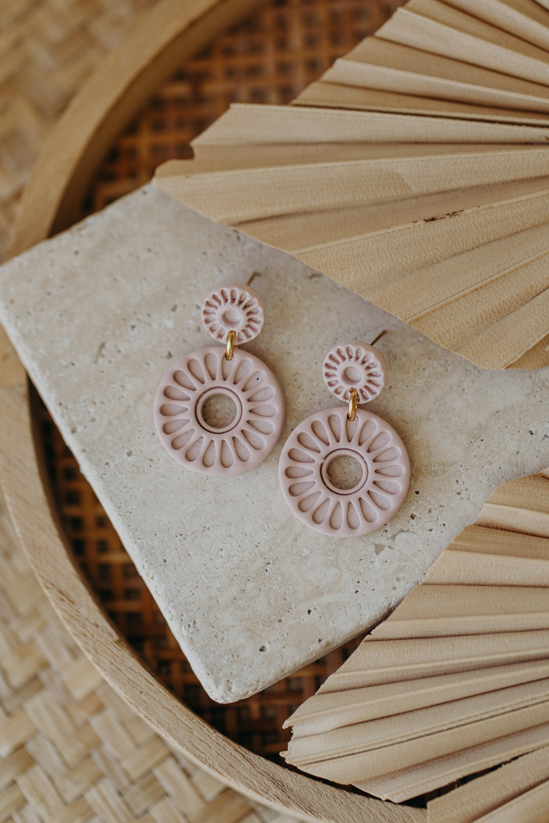 EMILY - runde Ohrringe mit Muster in rosa