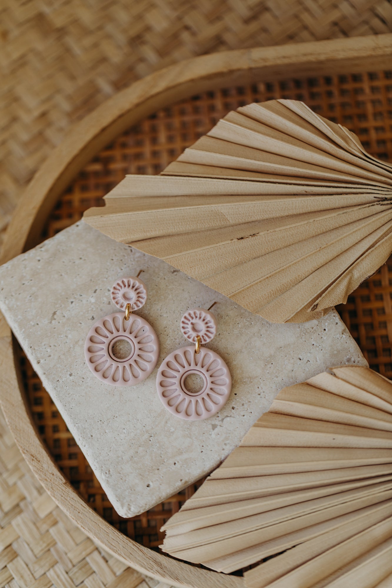 EMILY - runde Ohrringe mit Muster in rosa