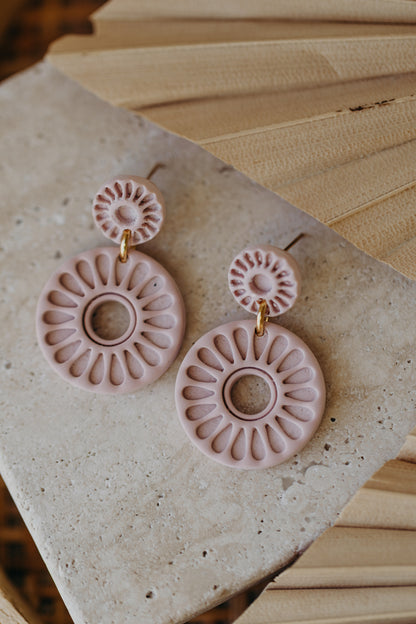 EMILY - runde Ohrringe mit Muster in rosa