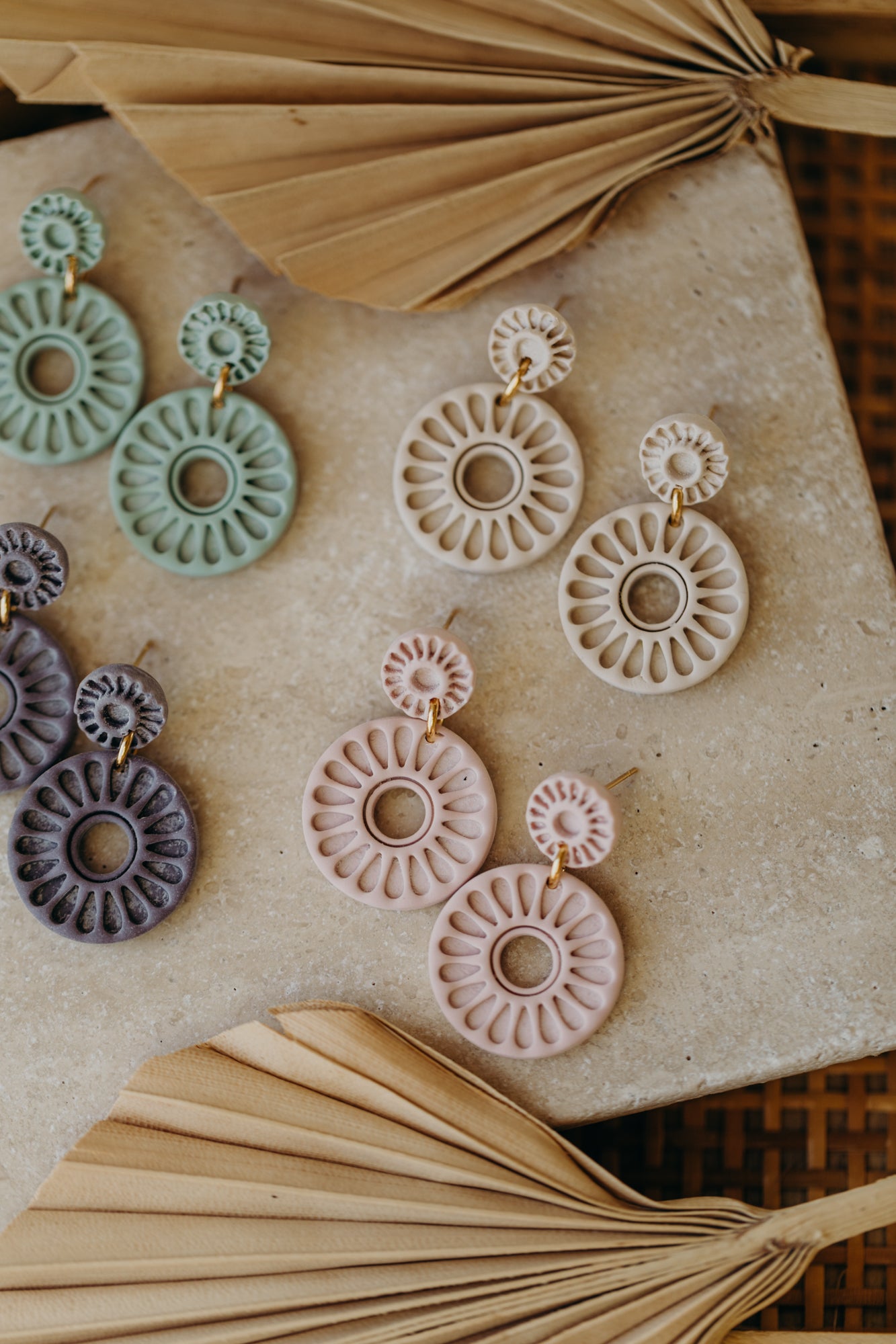 EMILY - runde Ohrringe mit Muster in rosa