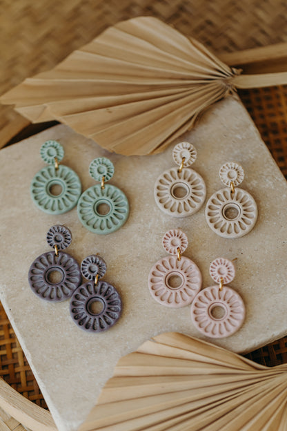 EMILY - runde Ohrringe mit Muster in vanille
