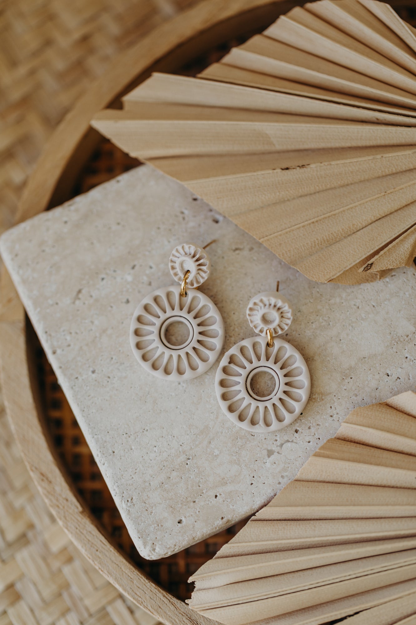 EMILY - runde Ohrringe mit Muster in vanille