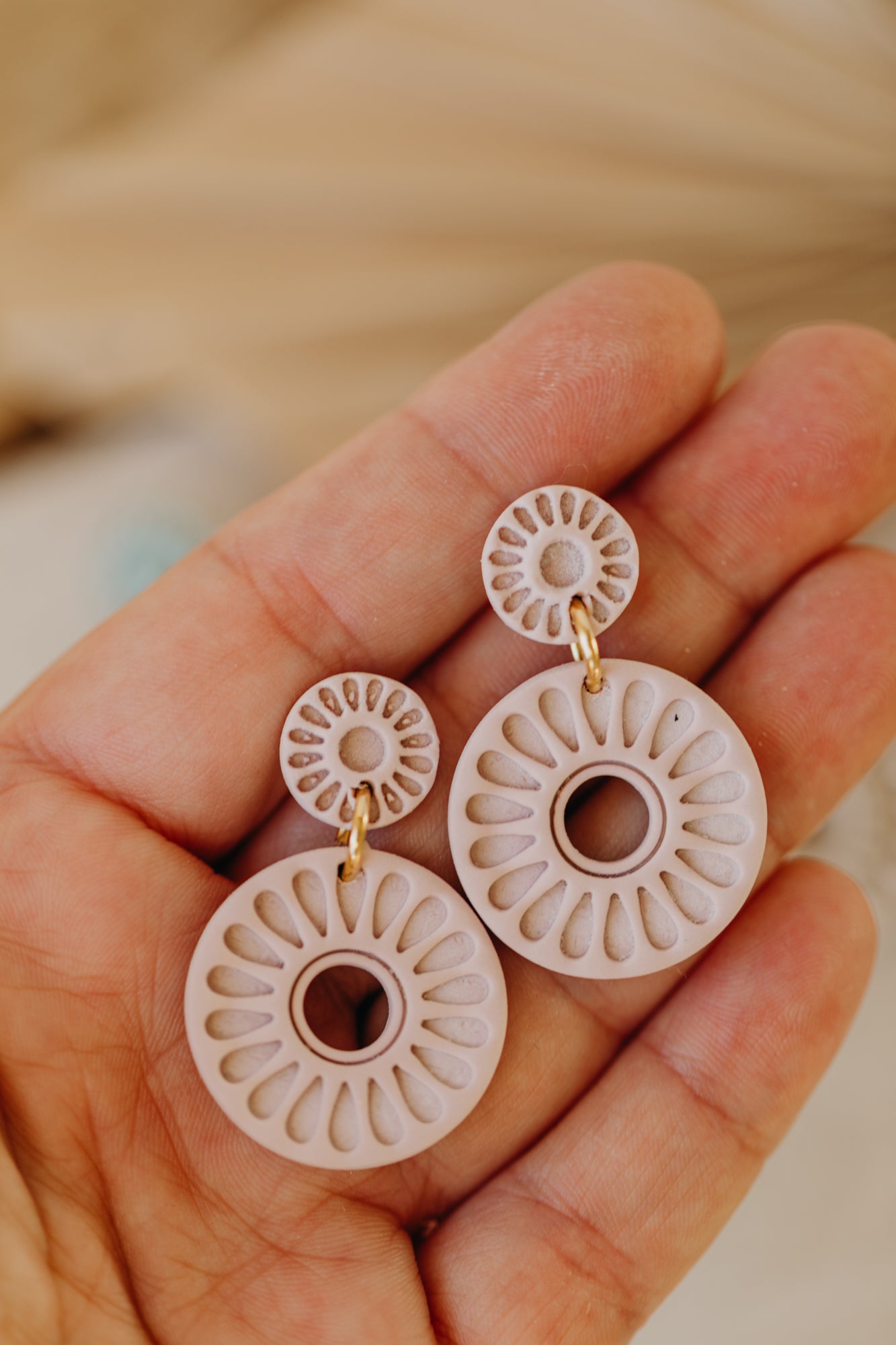 EMILY - runde Ohrringe mit Muster in rosa
