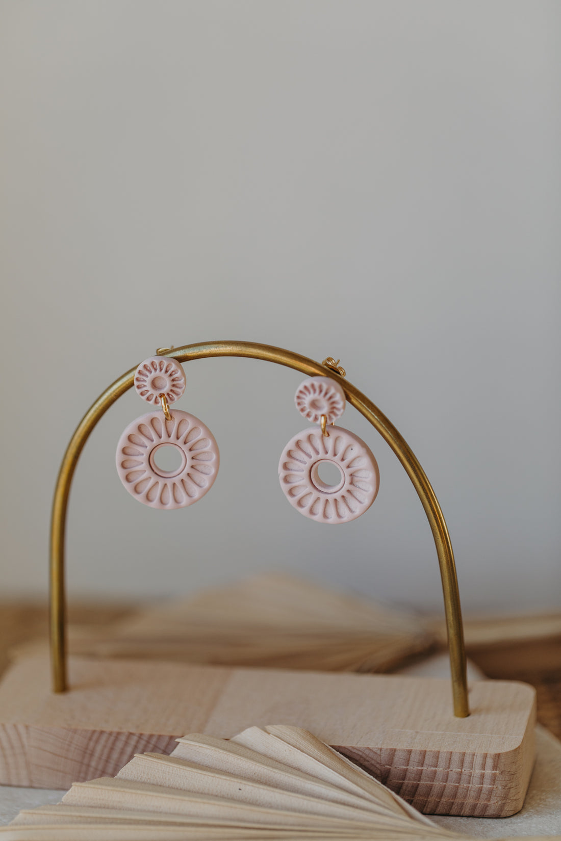 EMILY - runde Ohrringe mit Muster in rosa