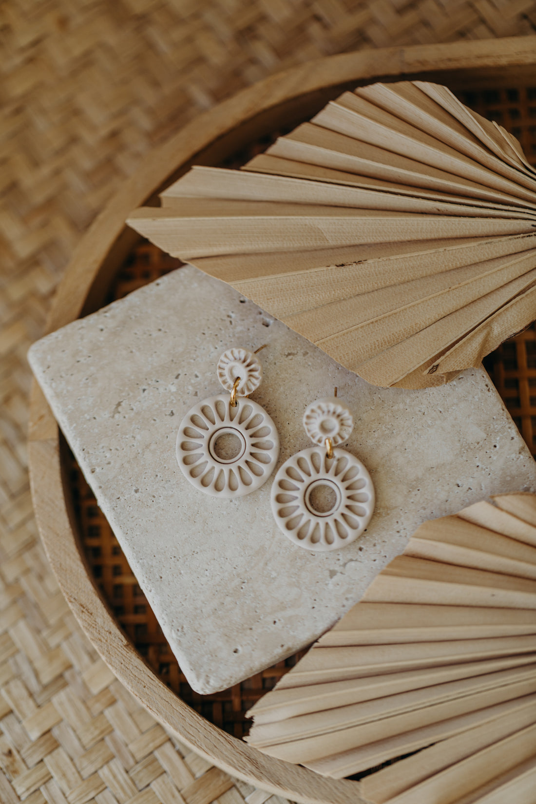EMILY - runde Ohrringe mit Muster in vanille