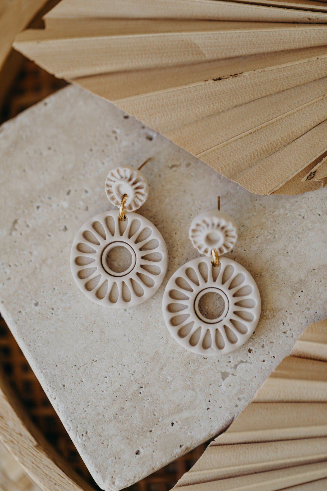 EMILY - runde Ohrringe mit Muster in vanille