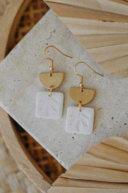 ENA - eckige Ohrringe mit Blatt Muster in cremeweiß