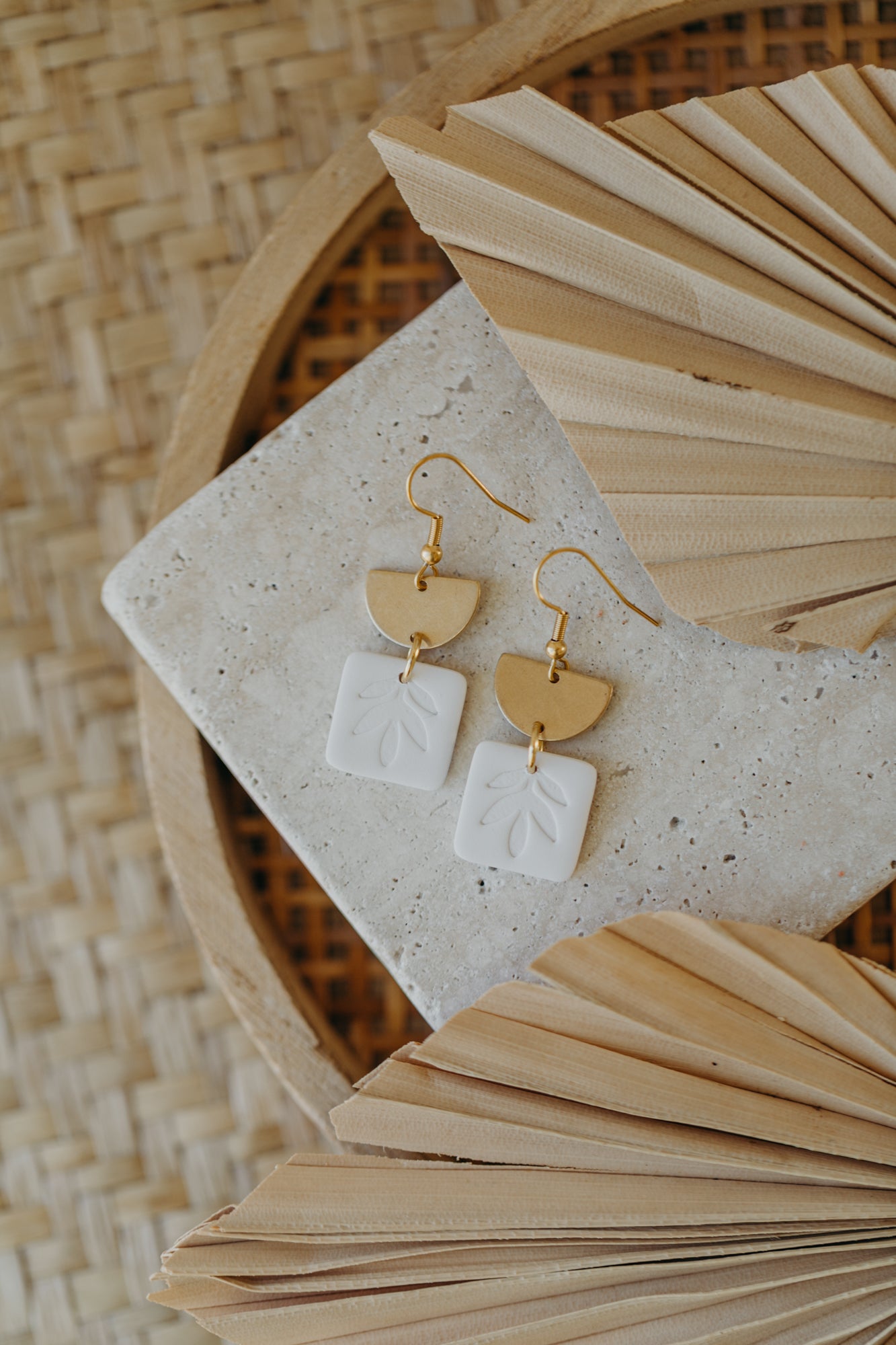 ENA - eckige Ohrringe mit Blatt Muster in cremeweiß