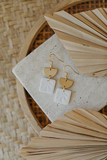 ENA - eckige Ohrringe mit Blatt Muster in cremeweiß