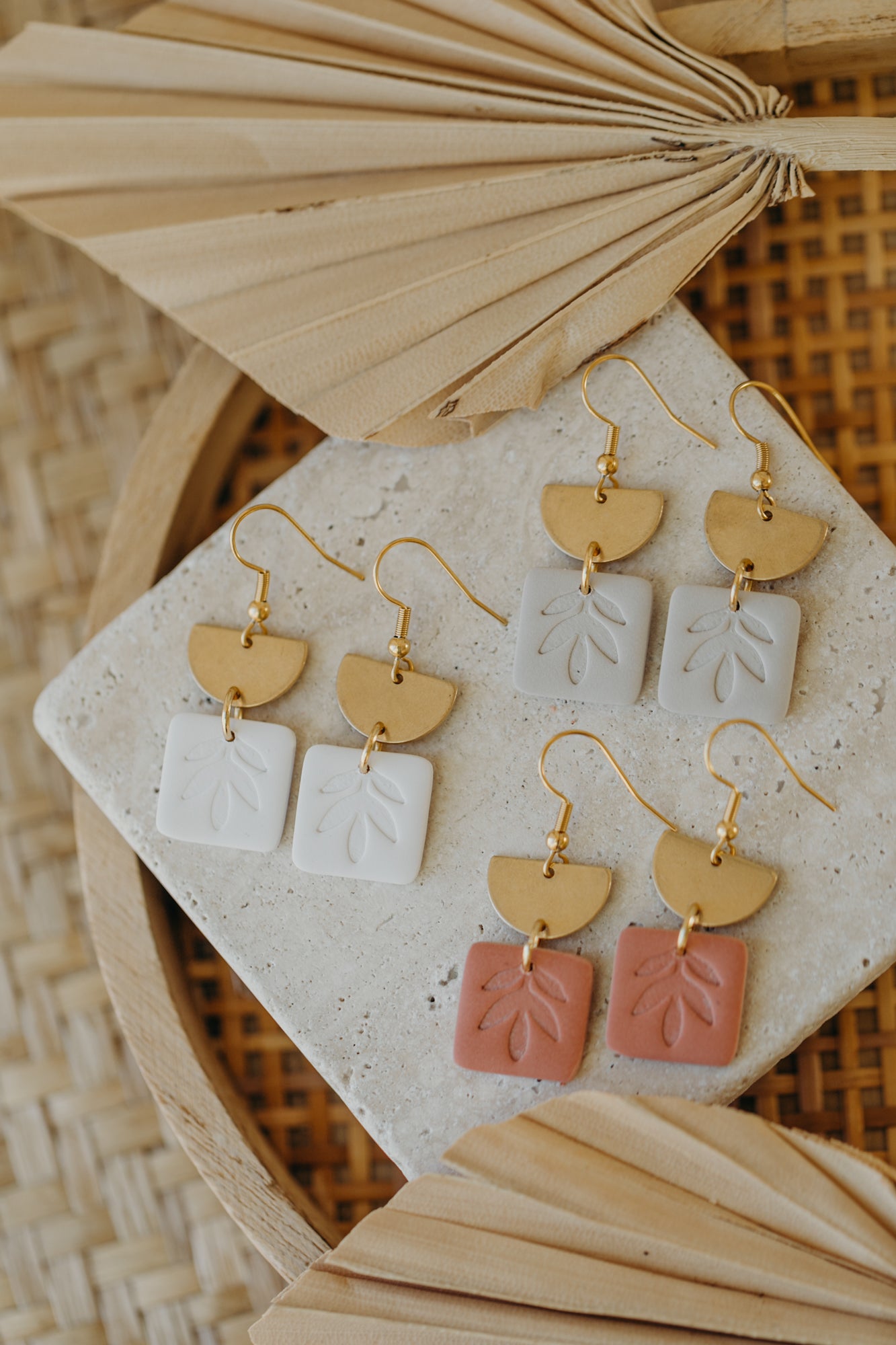 ENA - eckige Ohrringe mit Blatt Muster in cremeweiß