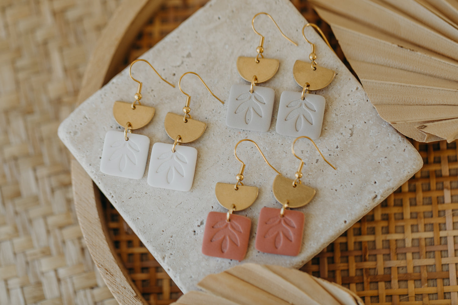 ENA - eckige Ohrringe mit Blatt Muster in cremeweiß