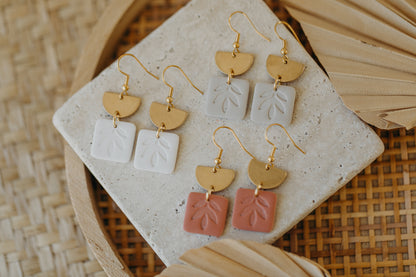 ENA - eckige Ohrringe mit Blatt Muster in cremeweiß