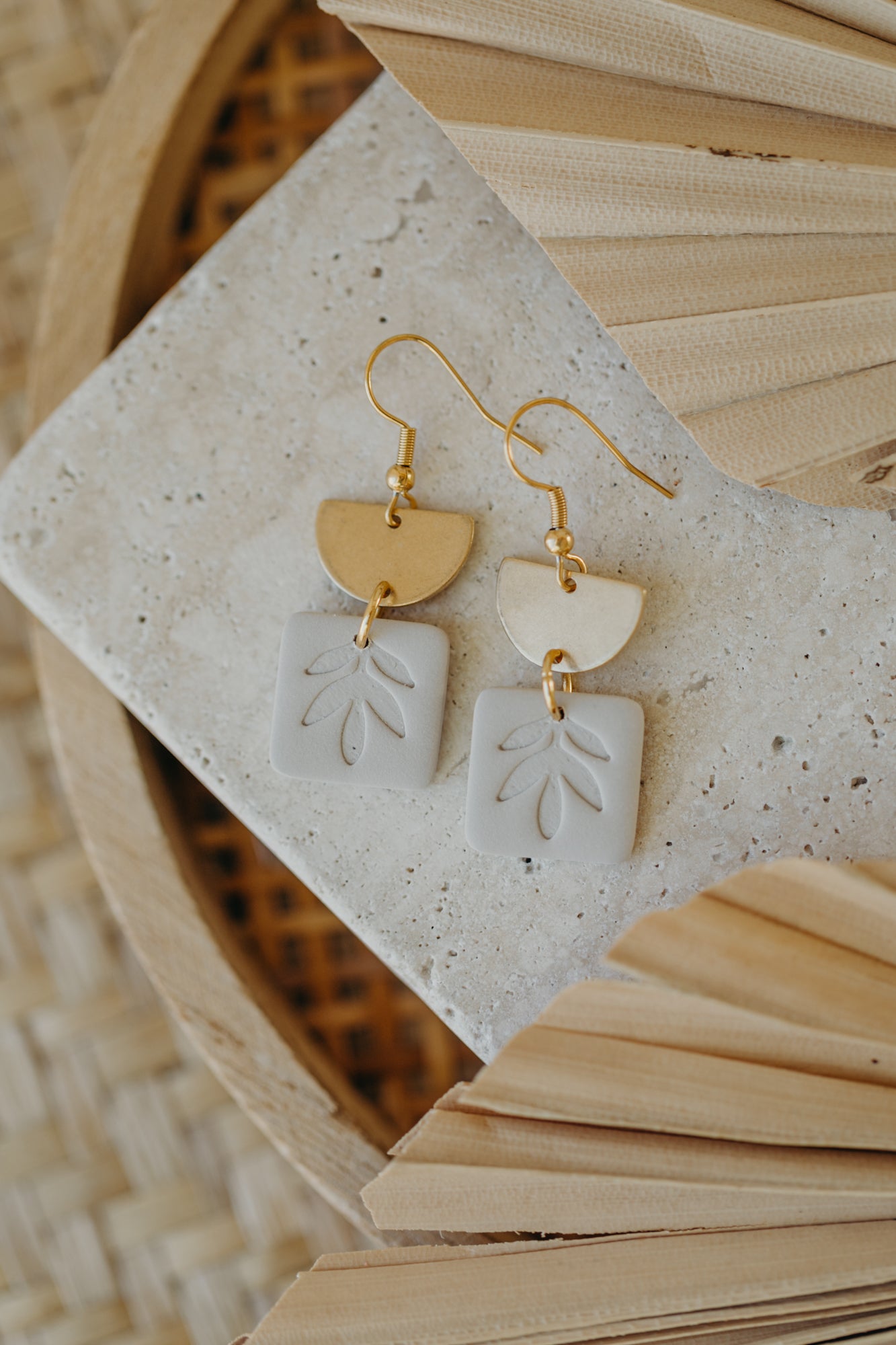 ENA - eckige helle Ohrringe mit Blatt Muster