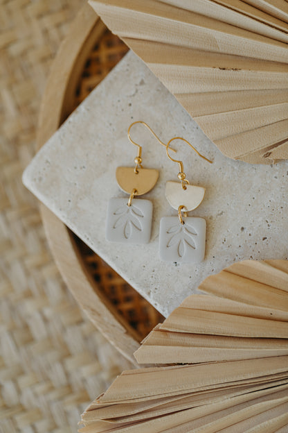 ENA - eckige helle Ohrringe mit Blatt Muster