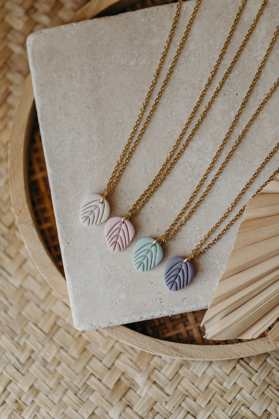 ENYA - Necklace with small leaf in pink 