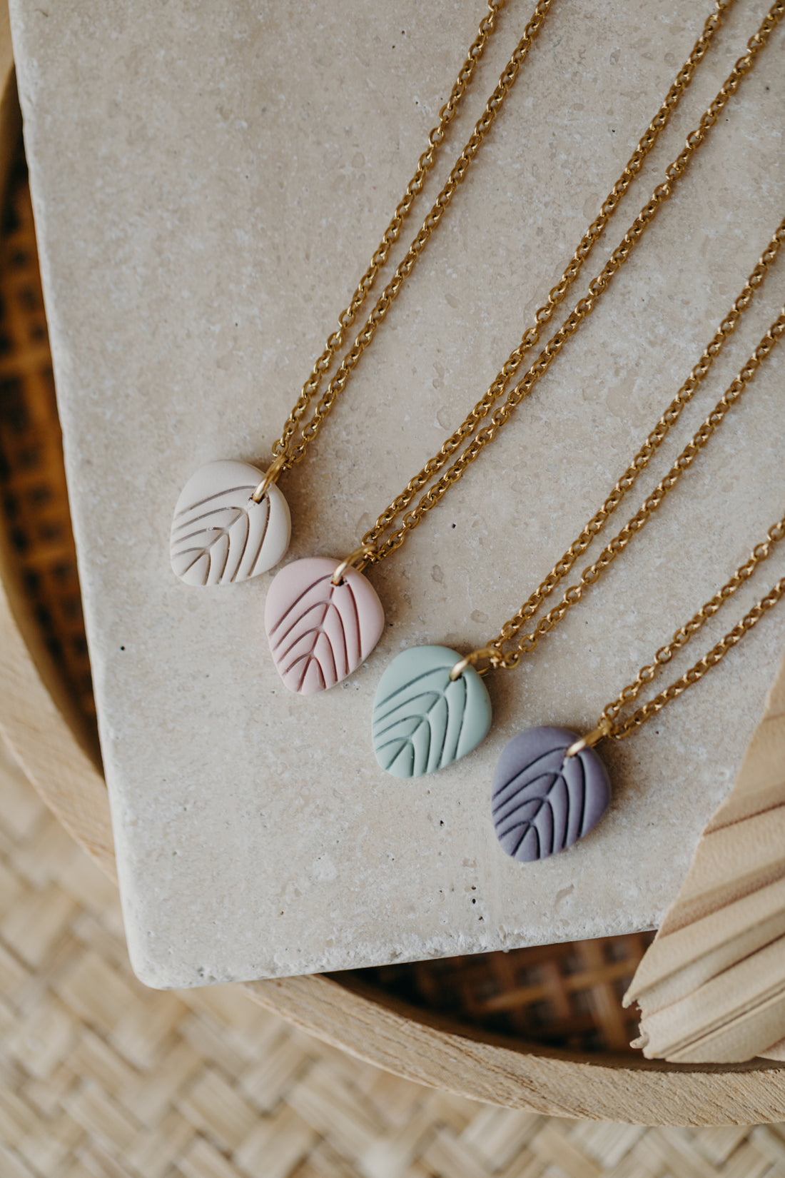 ENYA - Necklace with small leaf in lavender