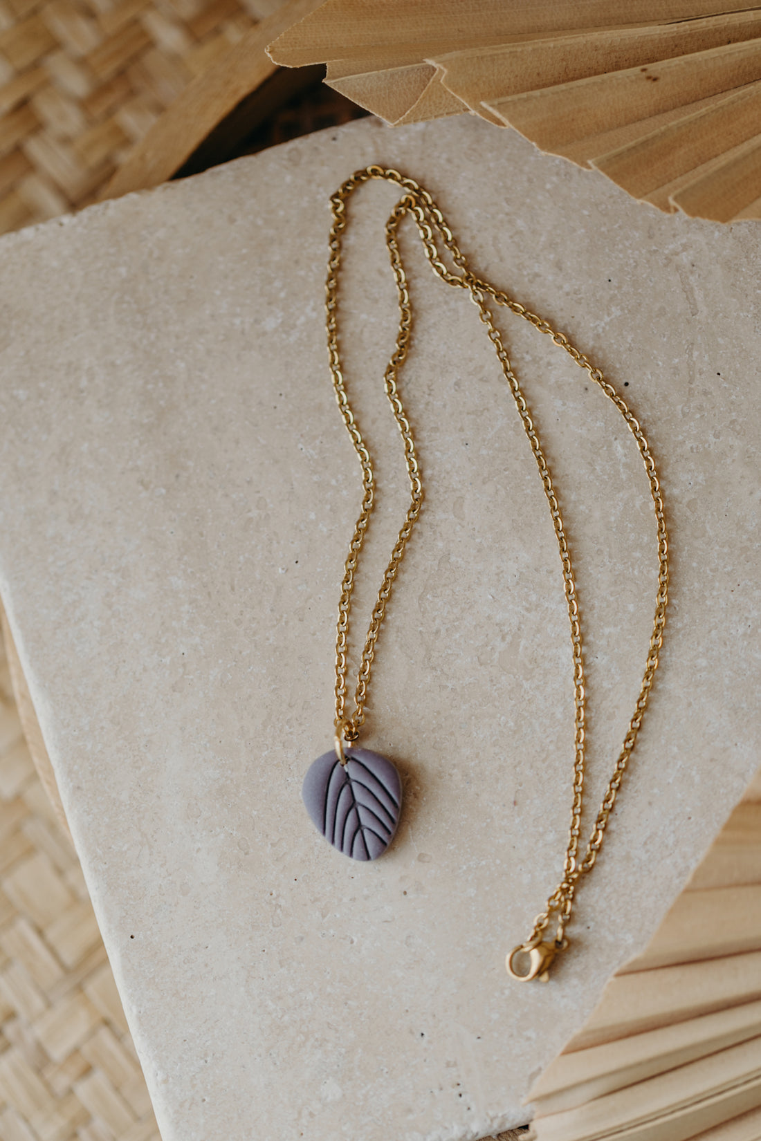 ENYA - Necklace with small leaf in lavender