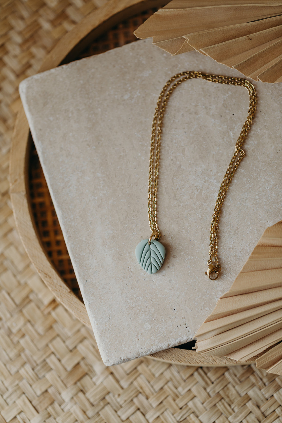 ENYA - Necklace with small leaf in sage green 