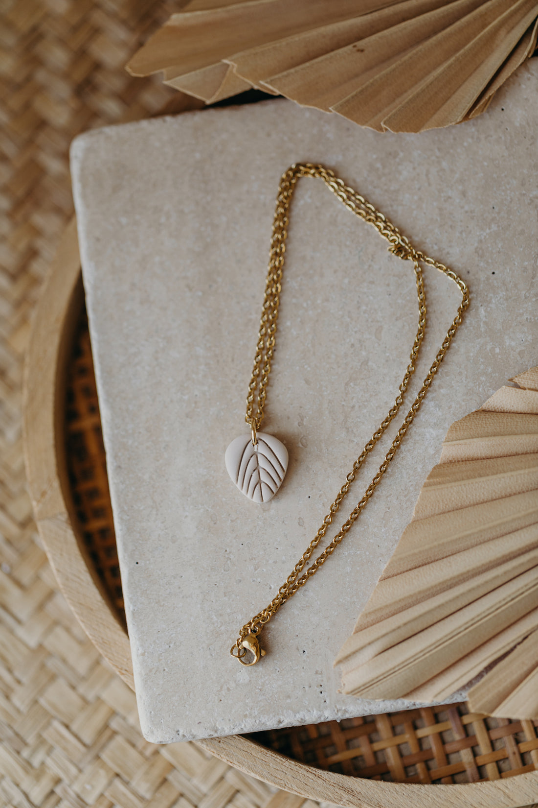 ENYA - Necklace with small leaf in vanilla 