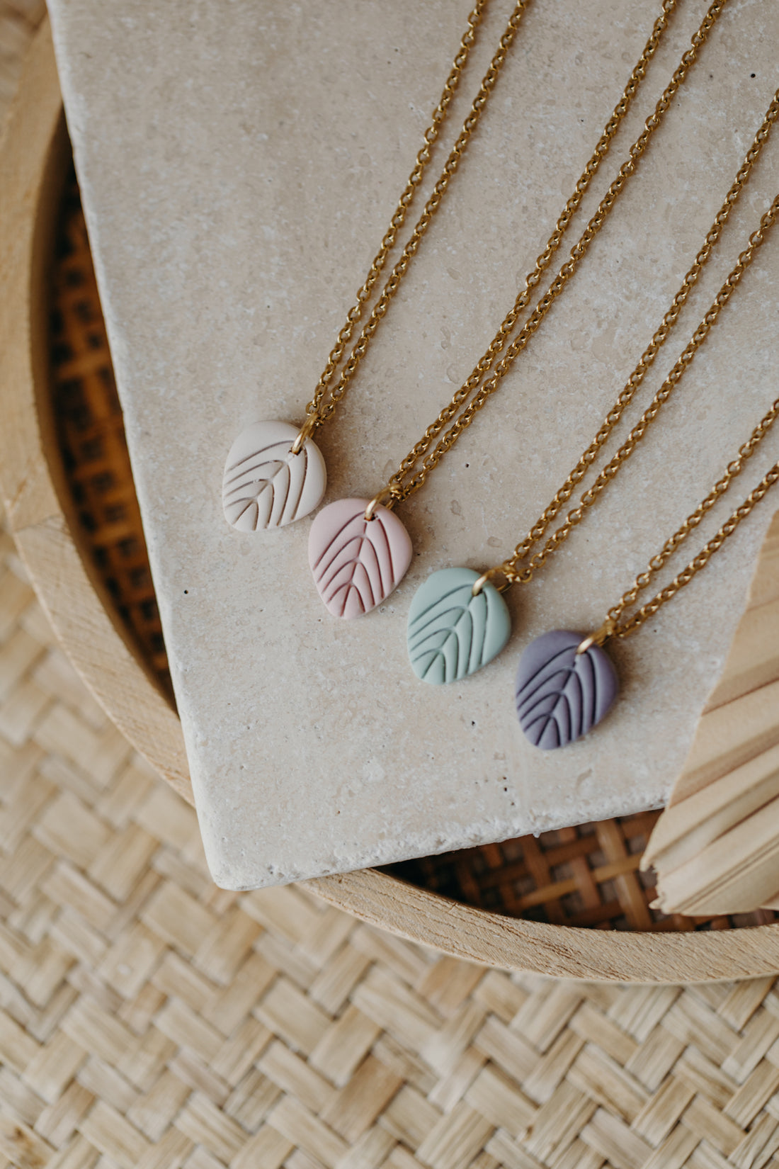 ENYA - Necklace with small leaf in vanilla 