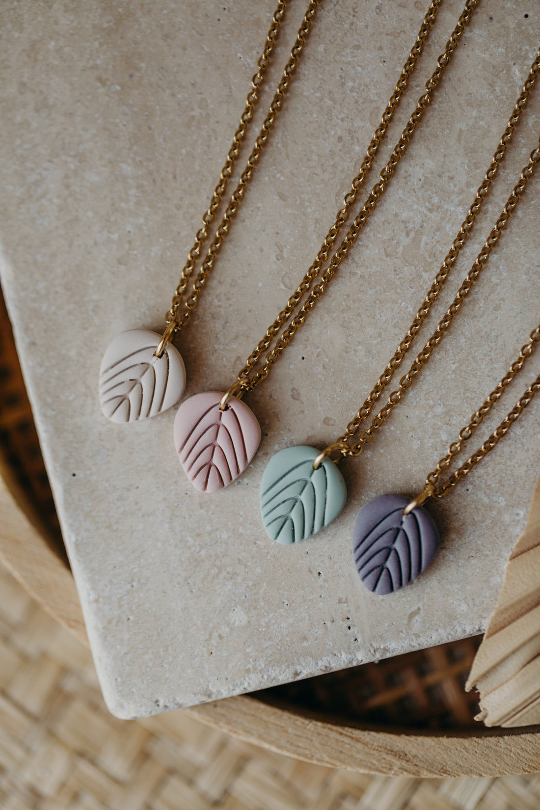 ENYA - Necklace with small leaf in sage green 