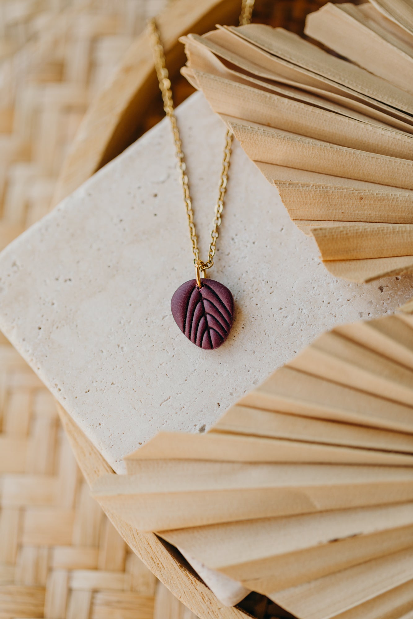 ENYA - Halskette mit kleinem Blatt in Merlot