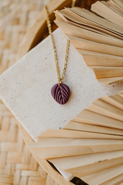 ENYA - Halskette mit kleinem Blatt in Merlot