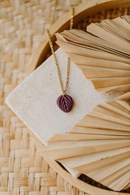 ENYA - Halskette mit kleinem Blatt in Merlot