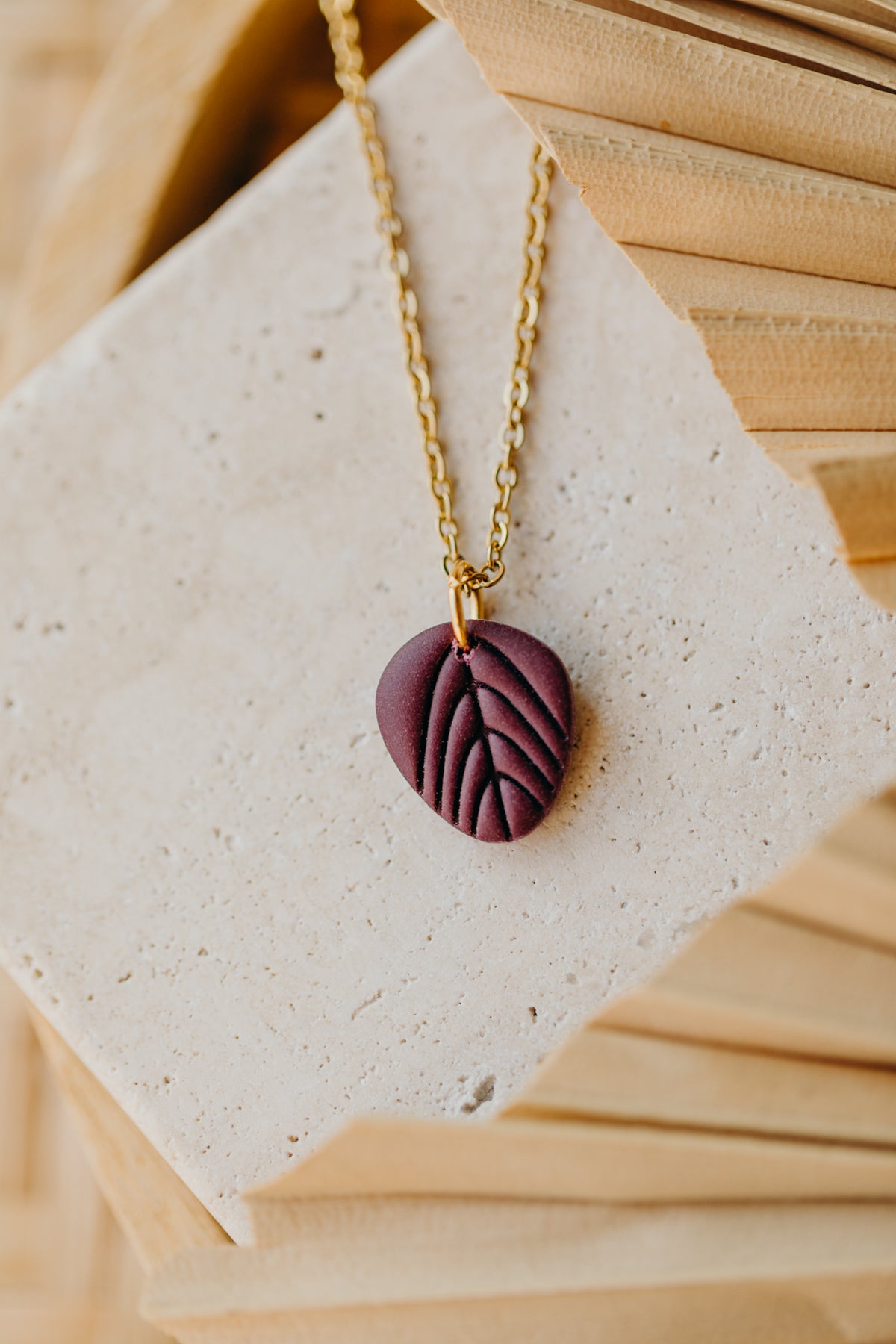 ENYA - Halskette mit kleinem Blatt in Merlot