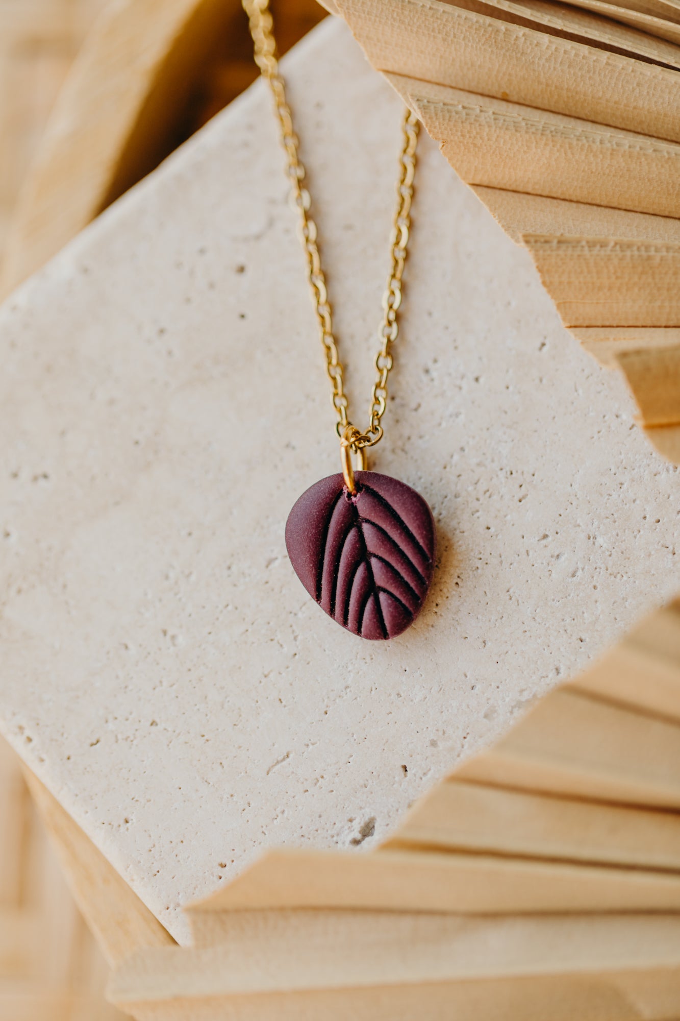 ENYA - Halskette mit kleinem Blatt in Merlot