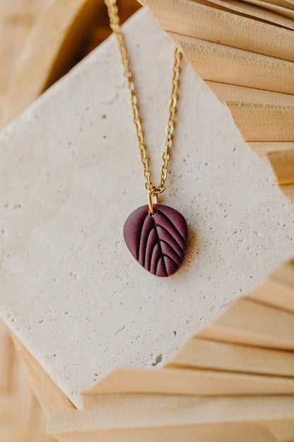 ENYA - Halskette mit kleinem Blatt in Merlot