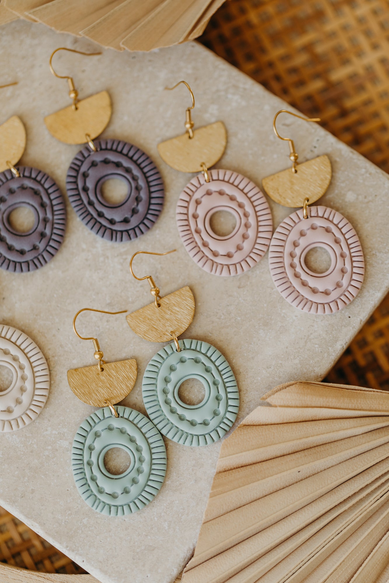 ESME - ovale Boho Ohrringe mit Muster in lavendel