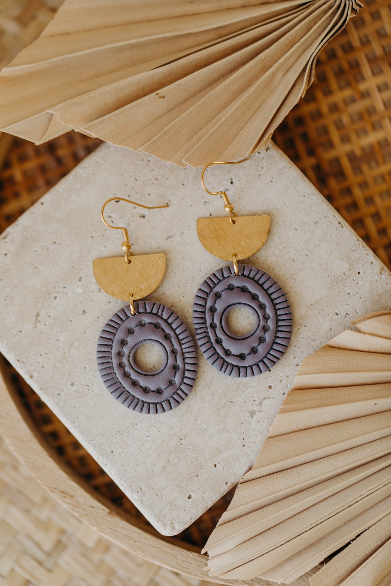 ESME - ovale Boho Ohrringe mit Muster in lavendel