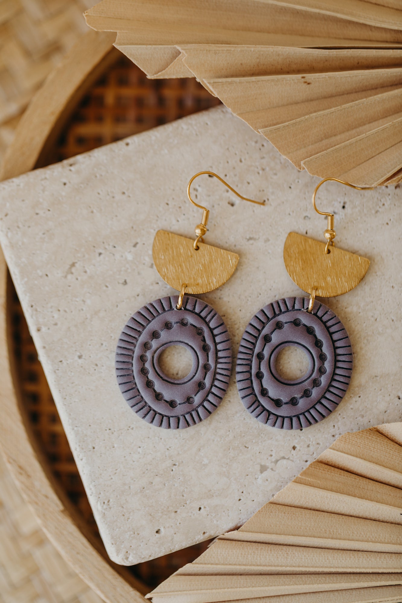 ESME - ovale Boho Ohrringe mit Muster in lavendel