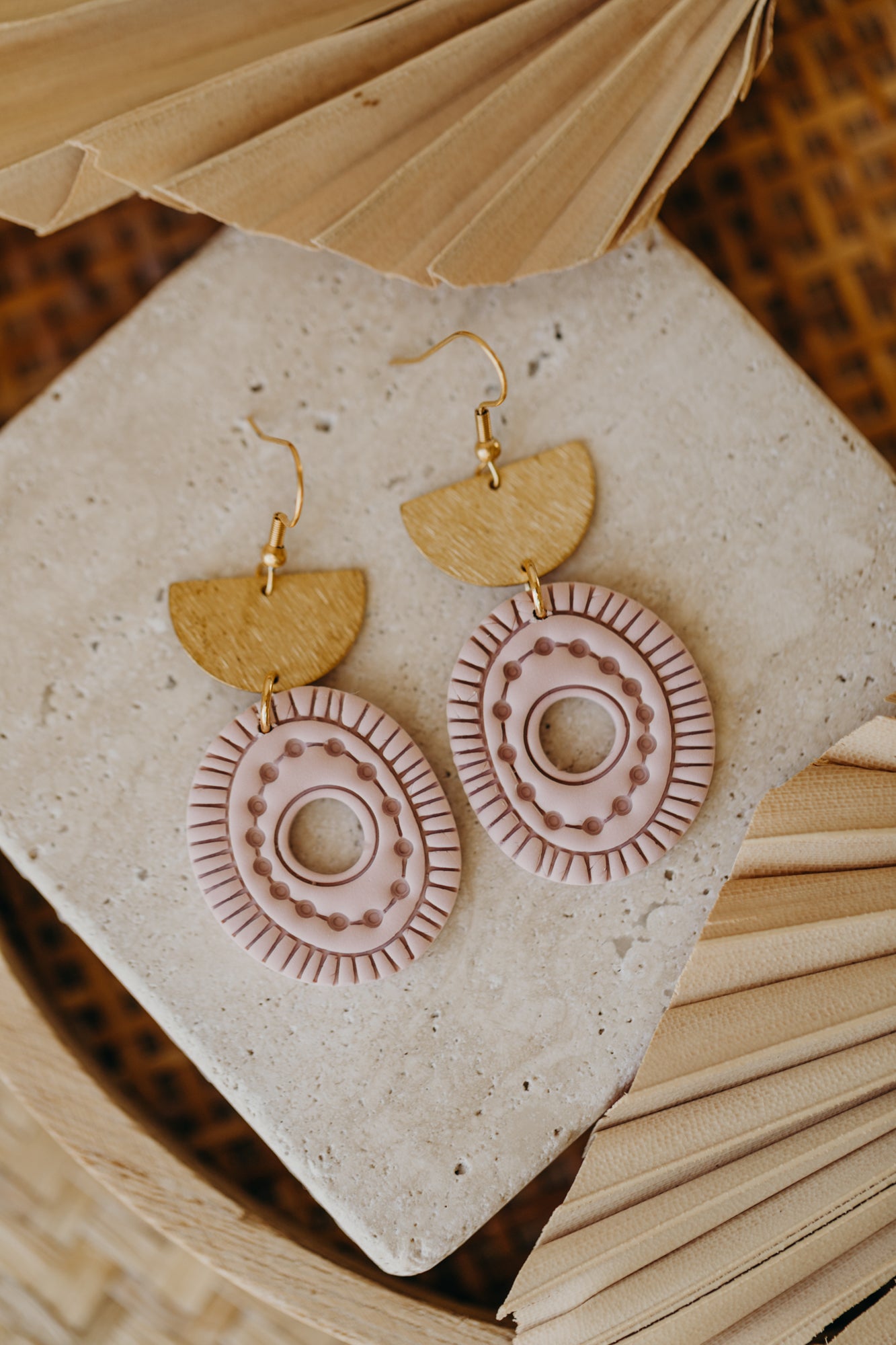 ESME - ovale Boho Ohrringe mit Muster in rosa