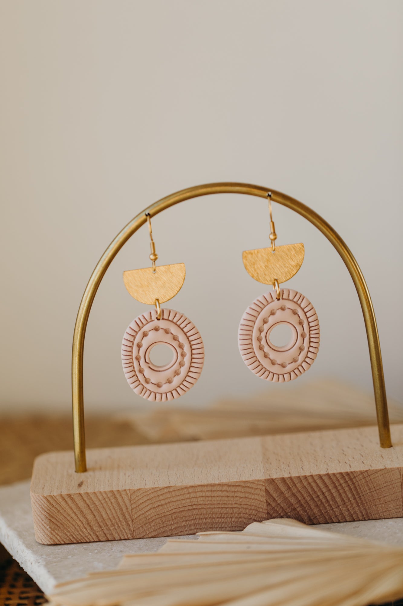 ESME - ovale Boho Ohrringe mit Muster in rosa